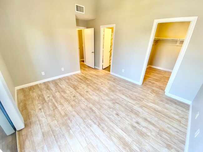 Building Photo - Spacious 2-bedroom corner unit with vaulted ceilings and open floorplan near Summerlin