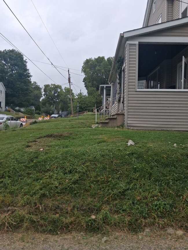 Building Photo - 512 Fairholm Ave