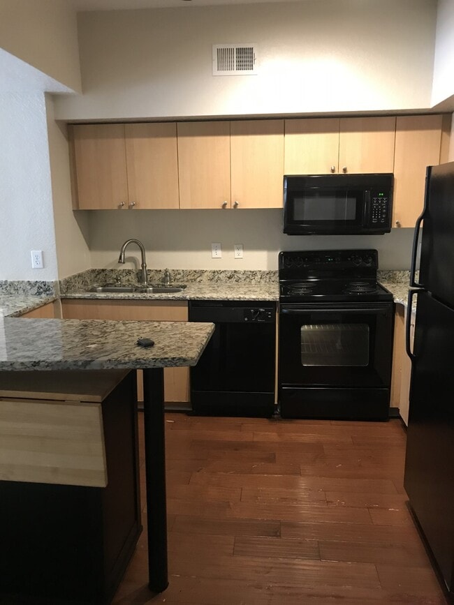 Building Photo - 520 S Armenia Ave