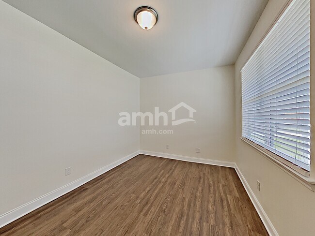 Building Photo - 433 Charity Ln