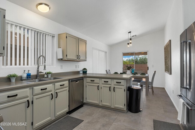 Building Photo - 5537 W Panther Butte St
