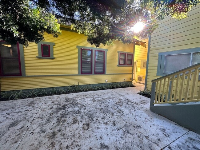 Building Photo - 678 N Shaffer St