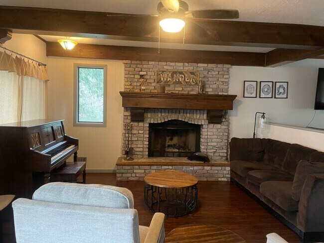 Building Photo - Large home level entry with garage.