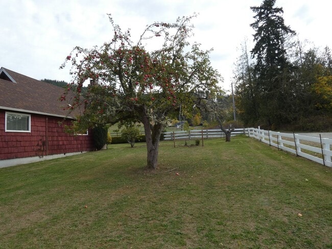 Building Photo - **Country Living **