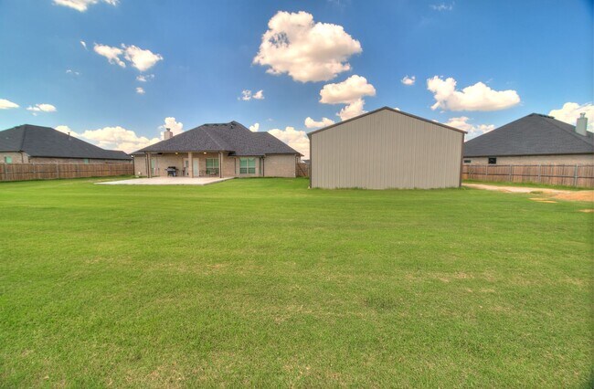 Building Photo - 3 Bed, 2 Bath Home with Bonus Office and  Huge Workshop