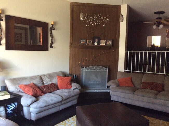 Building Photo - 185 Clubhouse Dr