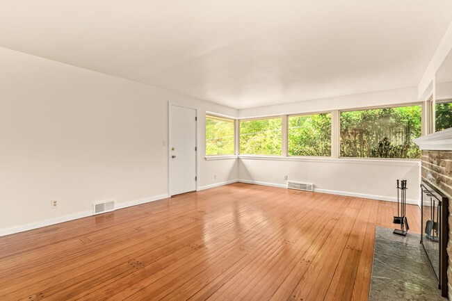 Building Photo - 3535 43rd Ave W