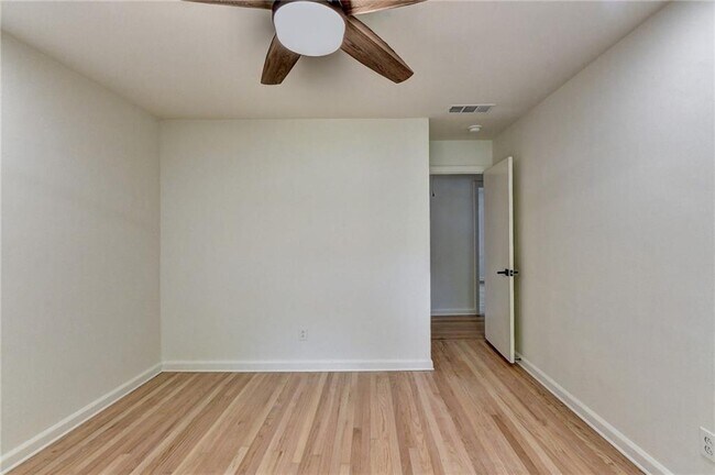 Building Photo - 6085 Glenridge Dr