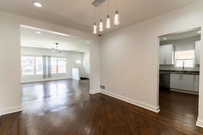 Building Photo - 4717 W Berteau Ave