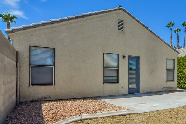 Building Photo - 2058 Waverly Cir