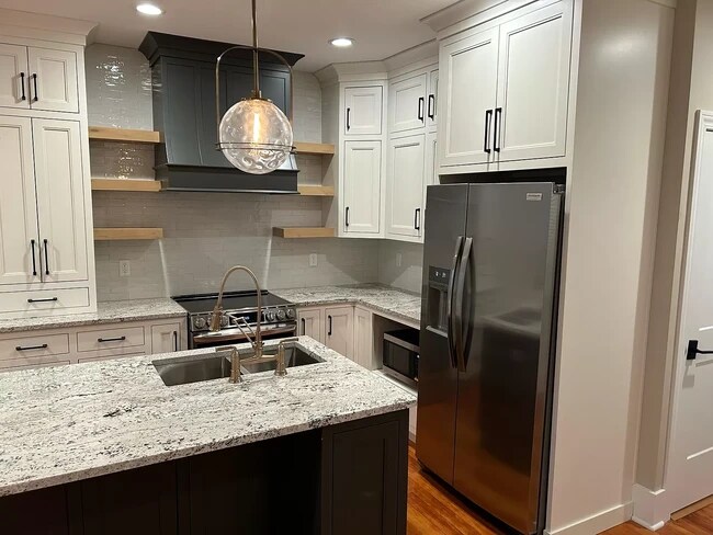 Building Photo - 504 Broadway St