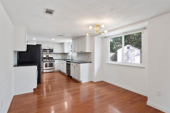 Building Photo - 9809 Meadowheath Dr