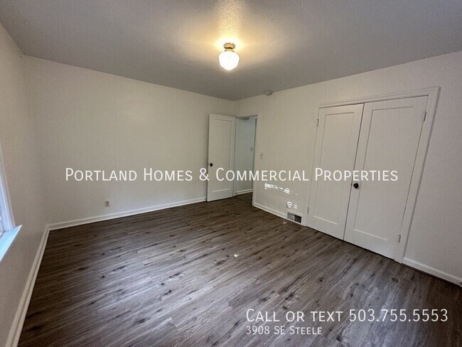Building Photo - 3908 SE Steele-