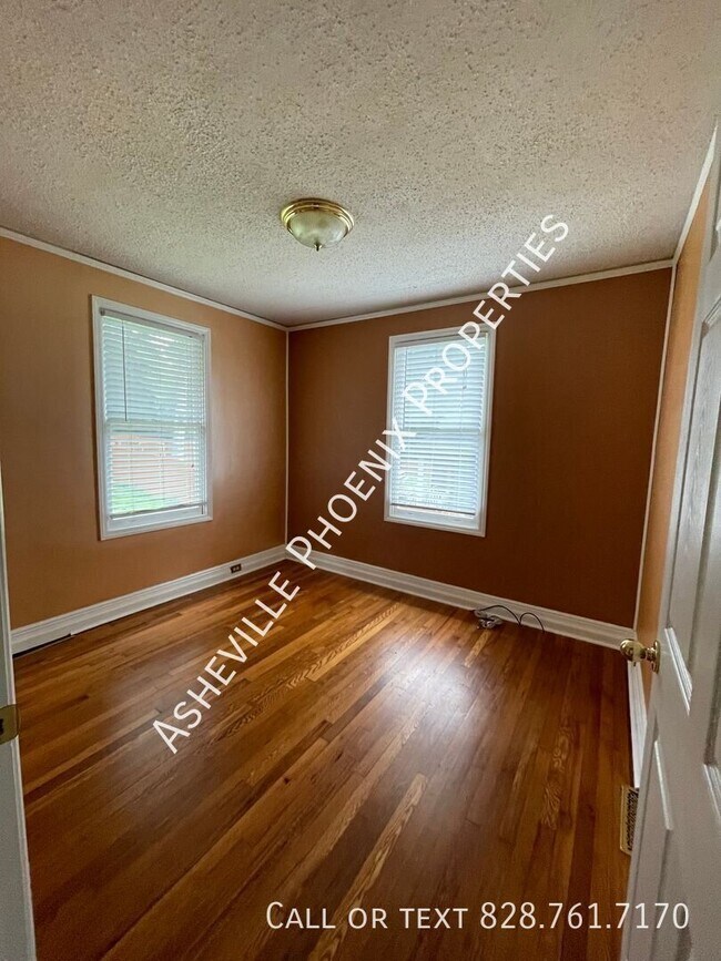Building Photo - 11 Enka Oak St