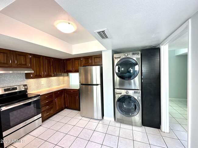 Building Photo - 821 E Orange Dr