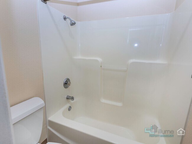 Building Photo - 3493-3493 Hawthorne Ave NE