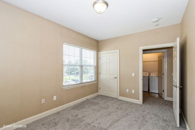 Building Photo - $1,950 | 3 Bedroom, 2 Bathroom Condo | No ...