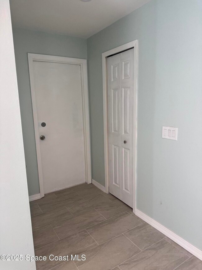 Building Photo - 2841 College View Dr