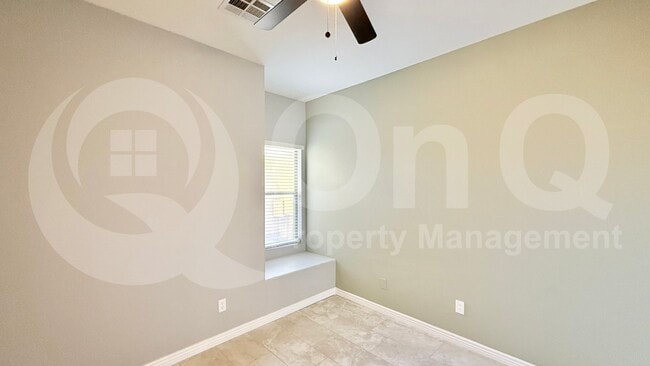 Building Photo - 805 S Sycamore