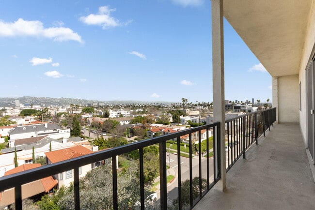 Building Photo - 1115 S Elm Dr