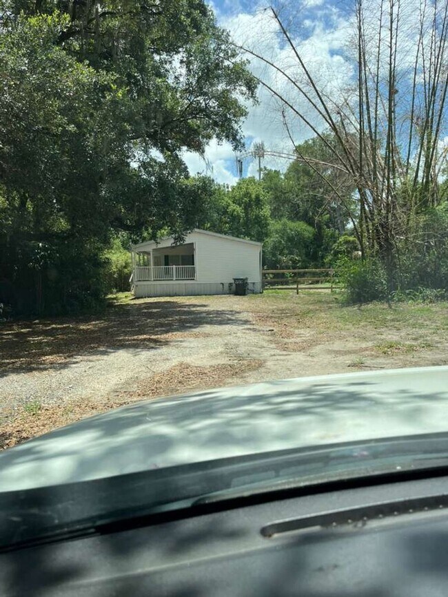 Building Photo - Large 4 bedroom 2 bathroom mobile home