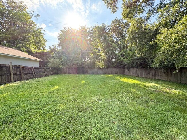 Building Photo - Updated 3 bedroom, 1 bathroom near Quince and Perkins