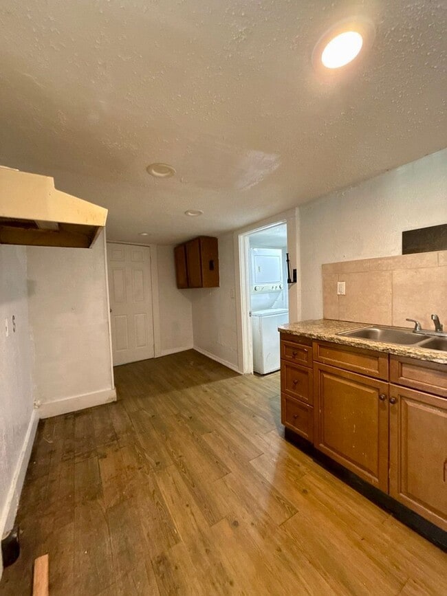 Building Photo - Affordable Single Family Home with Big Rooms!