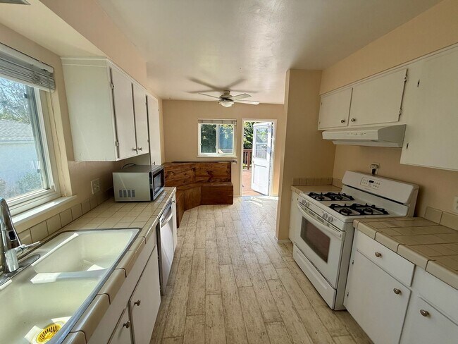 Building Photo - 4 Bed 2 Bath Home with Large Yard in Pacific Beach!