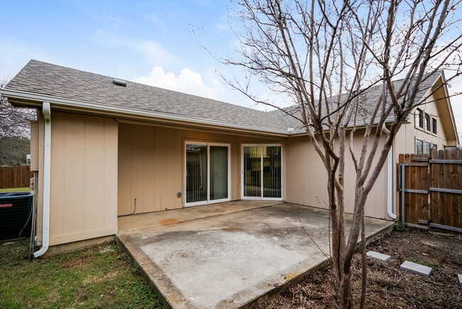 Building Photo - 6603 Cuculu Dr