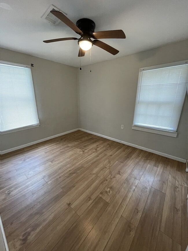 Building Photo - 732 Cedarhurst Rd