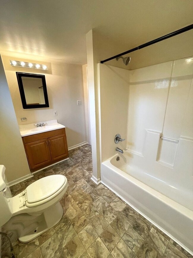 Building Photo - 334 Ann St