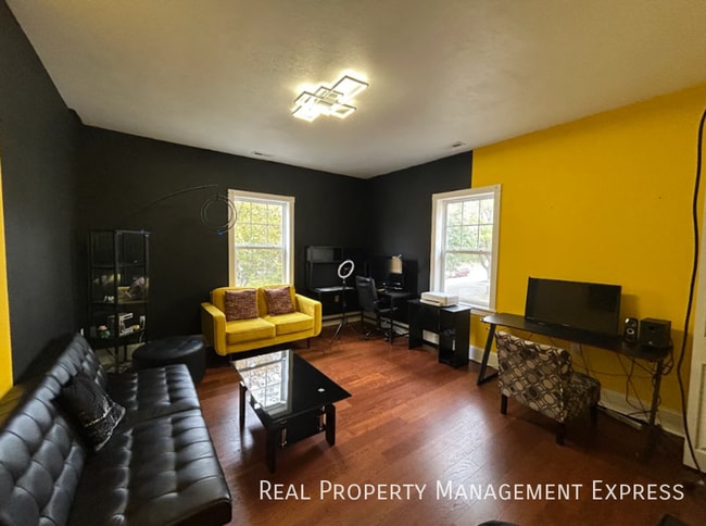 Building Photo - Beautiful 5 Bedroom 3.5 Bath Home