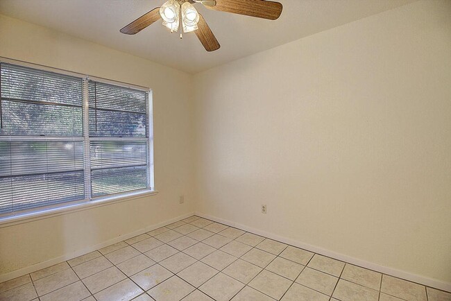 Building Photo - 2202 Saxony Dr