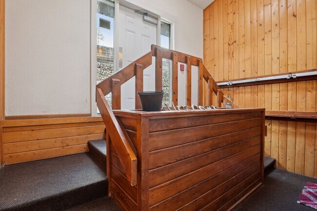 Building Photo - Serenity and Views with this 3 bedroom/3Bathroom Townhome in Buffalo Ridge