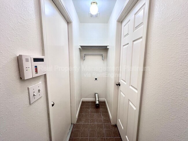 Building Photo - 6535 N Vista Ave