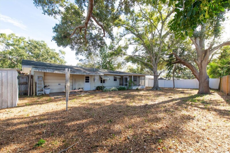 Building Photo - 1824 Chateau Dr W