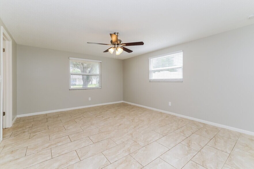 Building Photo - 516 Firefly Ln