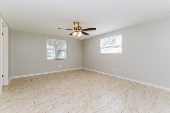 Building Photo - 516 Firefly Ln