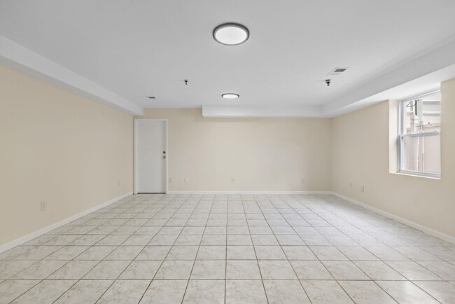 Building Photo - 587 70TH St