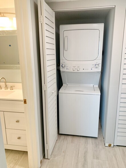 Washer/Dryer - 9825 Harrell Ave