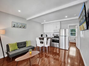 Building Photo - 906 N Riverside Dr