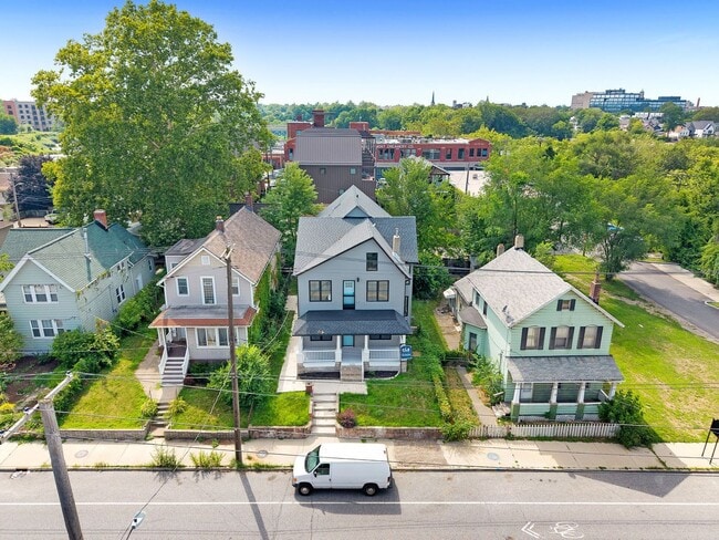 Building Photo - 2322 Scranton Rd