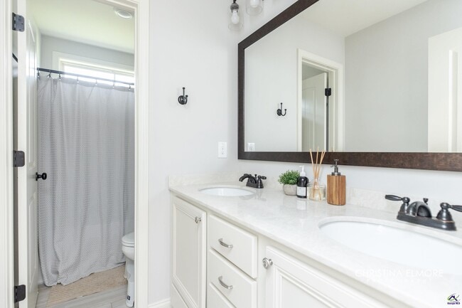 Building Photo - 214 Creek Ridge Dr