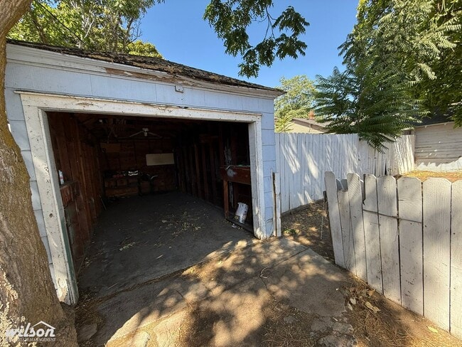Building Photo - Charming Home with Fenced Yard & Garage