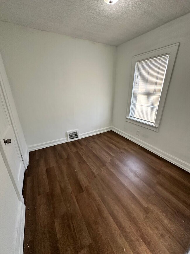 Building Photo - 3 bedroom 1 bath