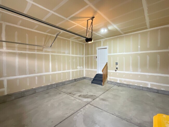Building Photo - 4 Bedroom Home Available Near Woodmoor Dr ...