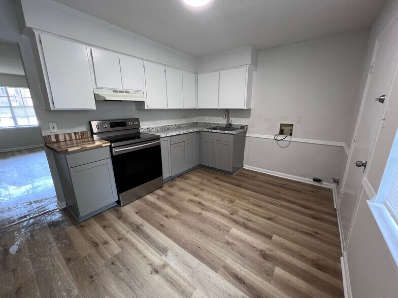 Building Photo - 11 Oak Forest Ln
