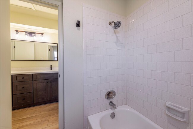 Building Photo - 462 Capehill Dr