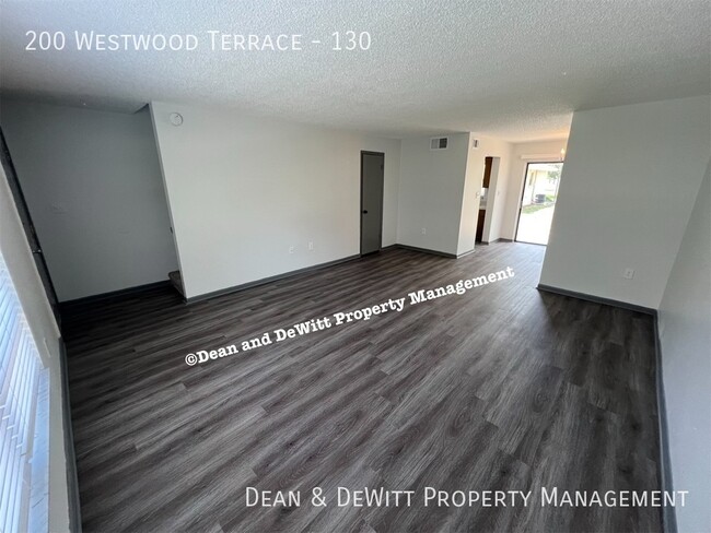 Building Photo - 2/1.5 Townhome w/ Pool - For Rent