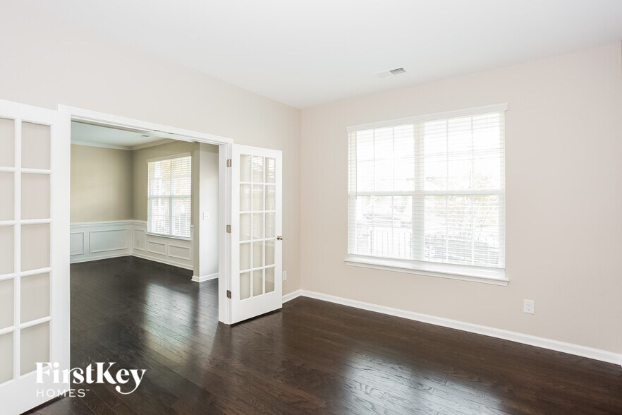 Building Photo - 15516 Laverack Ln